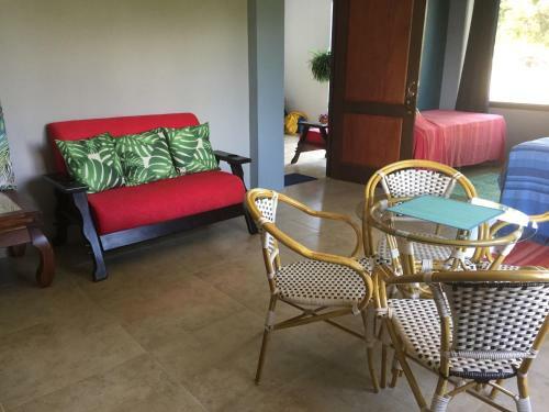 Hostal Bluebay Bugenvil Lake Lodge