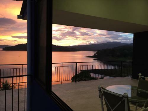 Hostal Bluebay Bugenvil Lake Lodge