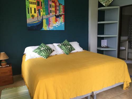 Hostal Bluebay Bugenvil Lake Lodge