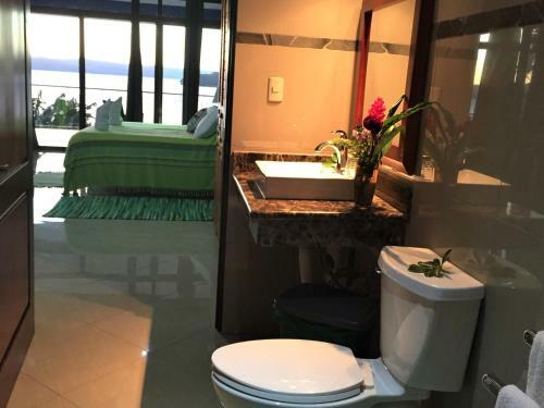 Hostal Bluebay Bugenvil Lake Lodge