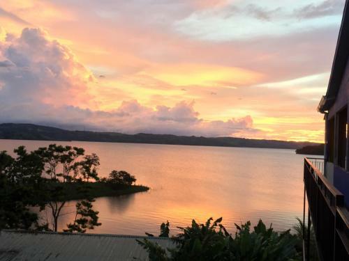 Hostal Bluebay Bugenvil Lake Lodge