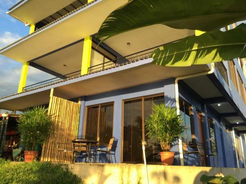 Hostal Bluebay Bugenvil Lake Lodge