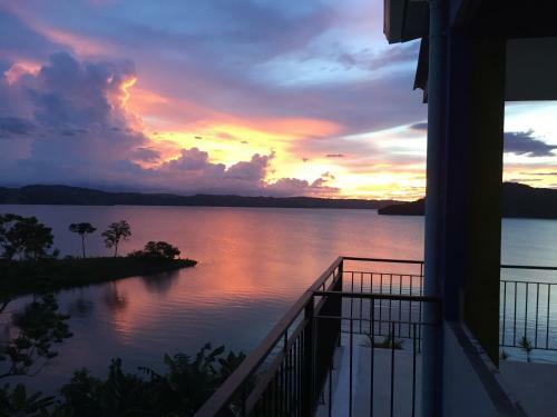 Hostal Bluebay Bugenvil Lake Lodge