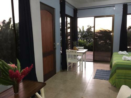 Hostal Bluebay Bugenvil Lake Lodge