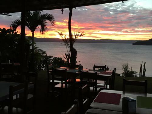 Hostal Bluebay Bugenvil Lake Lodge