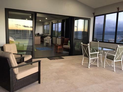 Hostal Bluebay Bugenvil Lake Lodge