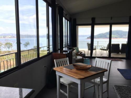 Hostal Bluebay Bugenvil Lake Lodge