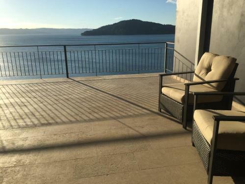 Hostal Bluebay Bugenvil Lake Lodge