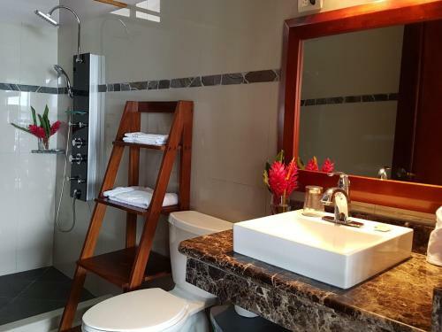 Hostal Bluebay Bugenvil Lake Lodge