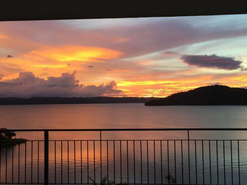 Hostal Bluebay Bugenvil Lake Lodge