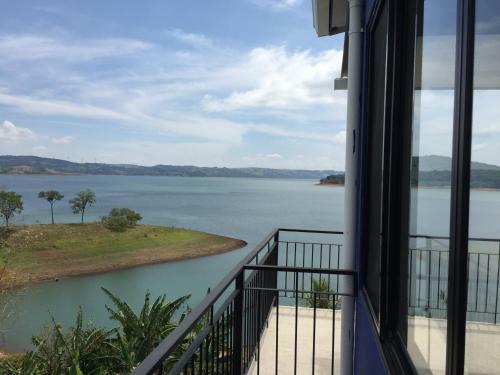 Hostal Bluebay Bugenvil Lake Lodge