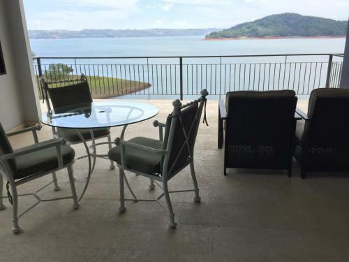 Hostal Bluebay Bugenvil Lake Lodge