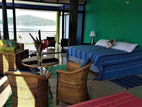 Hostal Bluebay Bugenvil Lake Lodge