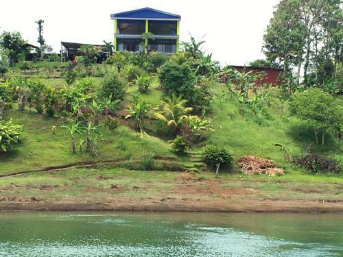Hostal Bluebay Bugenvil Lake Lodge