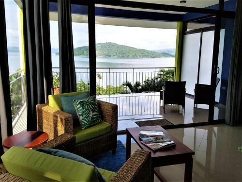 Hostal Bluebay Bugenvil Lake Lodge
