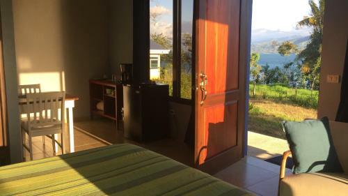 Hostal Bluebay Bugenvil Lake Lodge