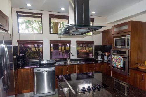 6 Bedroom House With Ocean Views Hermosa Palms #110