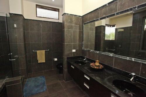 6 Bedroom House With Ocean Views Hermosa Palms #110
