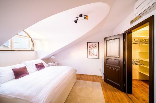 Rooftop Triplex Apartment In Centre