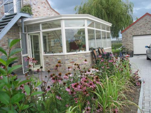 B&B Greenhouse 37