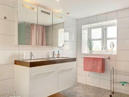 Three-bedroom Holiday Home In Aakirkeby 9