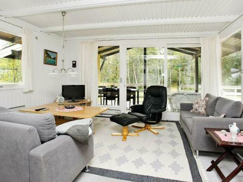 Three-bedroom Holiday Home In L�s� 4