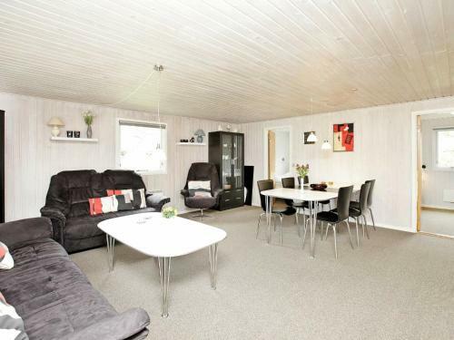 Three-bedroom Holiday Home In N�rre Nebel 17