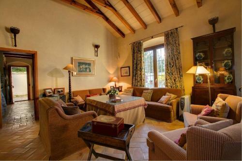 San Pedro Villa Sleeps 6 Pool Wifi