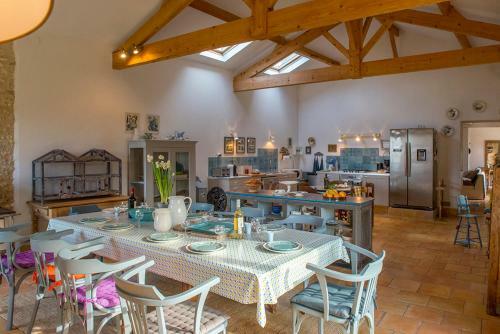 Bearnes Villa Sleeps 8 Pool Wifi