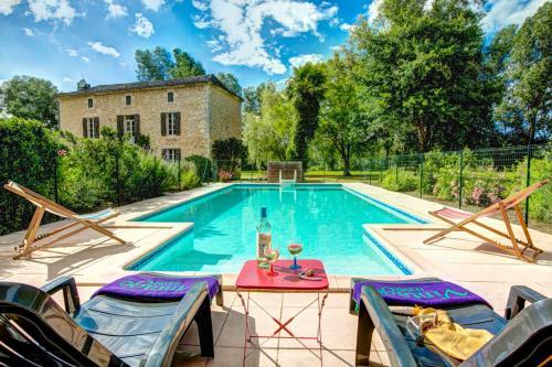 Bearnes Villa Sleeps 8 Pool Wifi