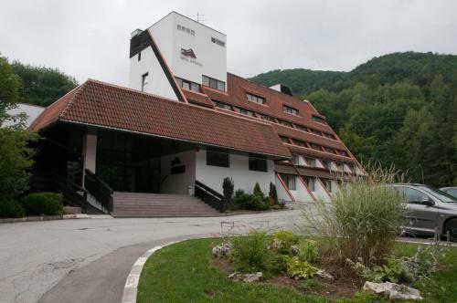 Everest Hotel