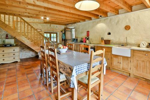 Chermignac Villa Sleeps 6 Pool