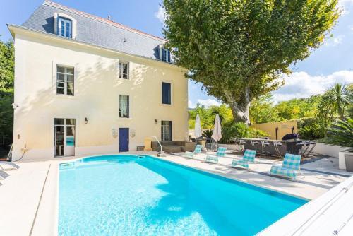 Combes Villa Sleeps 14 Pool Wifi