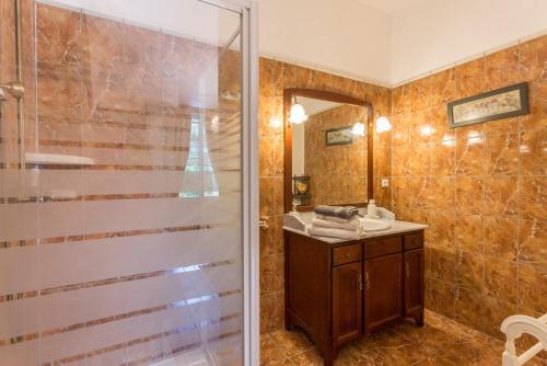 Combes Villa Sleeps 14 Pool Wifi