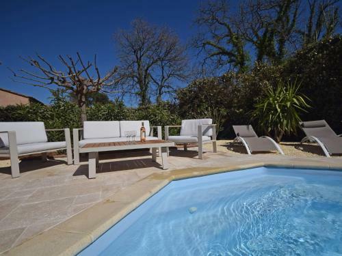 Cozy Holiday Home In Cogolin With Heated Pool