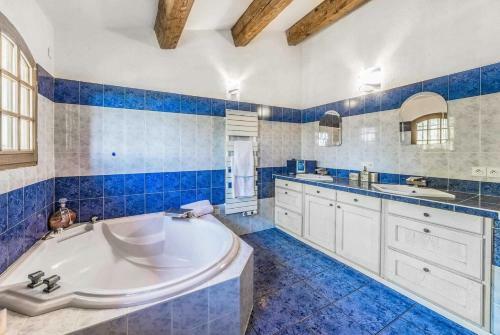 Puget-sur-argens Villa Sleeps 8 Wifi