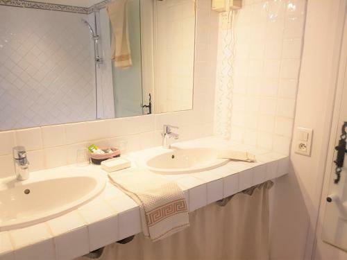 B&B With Charm, Quiet, Kitchen, Sw Pool.