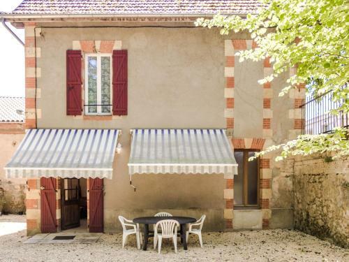 Quaint Holiday Home In Lalinde With Jacuzzi