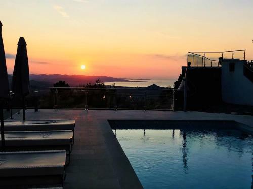 Luxurious Villa In Frejus With Private Swimming Pool