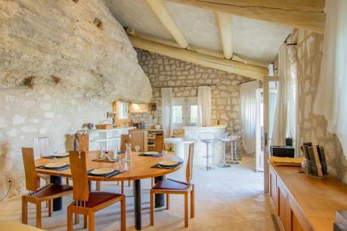 Les Baux De Provence Villa Sleeps 10 Pool Wifi