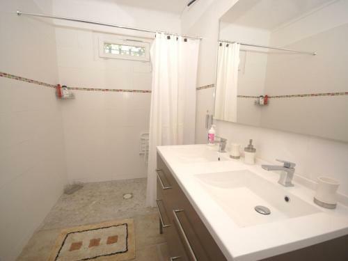 Cozy Holiday Home In Le Thor With A Private Pool
