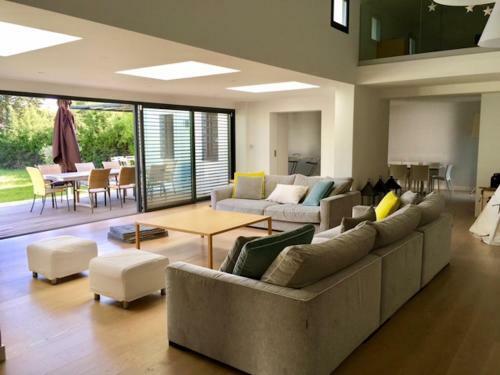 Villa Maison Moderne Avec Piscine (la Buissonne)