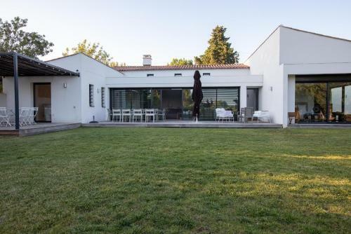Villa Maison Moderne Avec Piscine (la Buissonne)