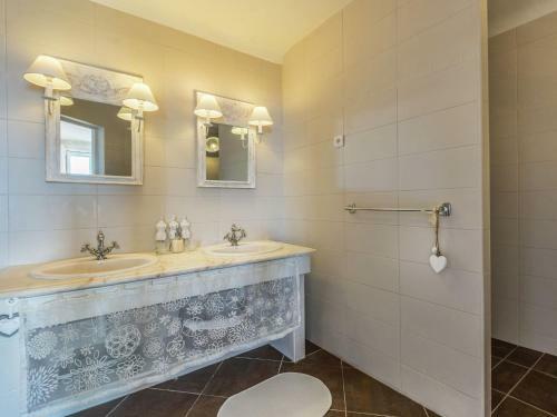 Luxurious Villa In Les Issambres With Jacuzzi