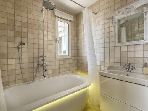 Luxurious Villa In Les Issambres With Jacuzzi