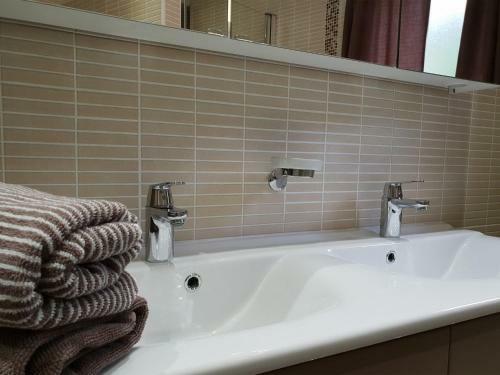 Spacious Villa In Var With Swimming Pool