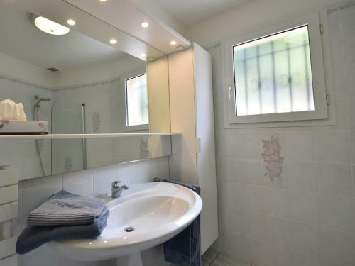 Spacious Villa In Var With Swimming Pool