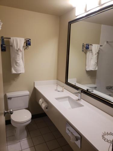 Hotel Admiral Inn & Suites
