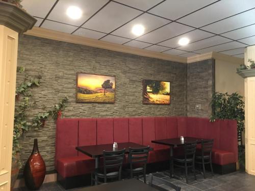 Hotel Admiral Inn & Suites