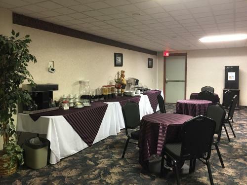 Hotel Admiral Inn & Suites
